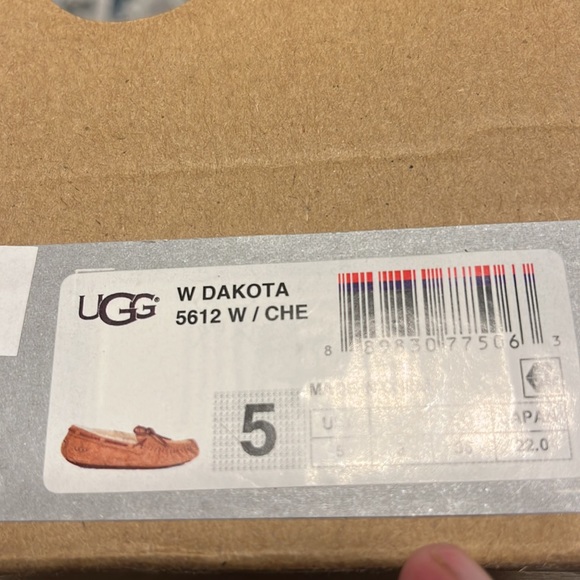 Ugg Dakota genuine slippers size 5 seem to run small lt brown new in the box - Picture 6 of 7